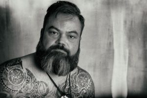Portraitfotograf München Charakterportrait mit Tattoos