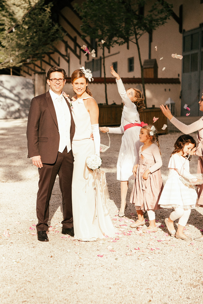 Hochzeitsfotograf München Hochzeit mit Kindern im Hintergrund auf Schloss Amerang im Chiemgau