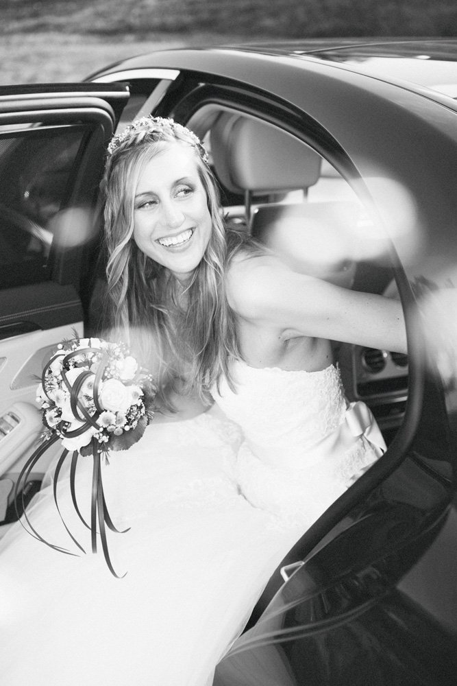 Hochzeitsfotograf München Braut beim Verlassen des Autos in Schwarz Weiss